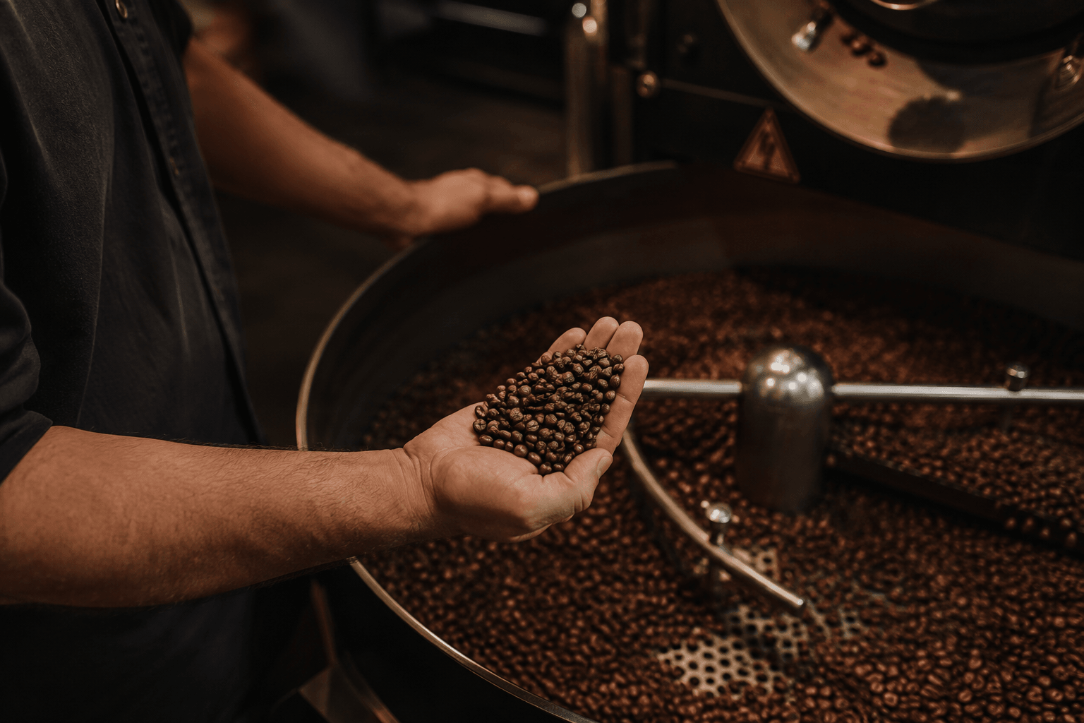 Torra artesanal do café em pequenos lotes
