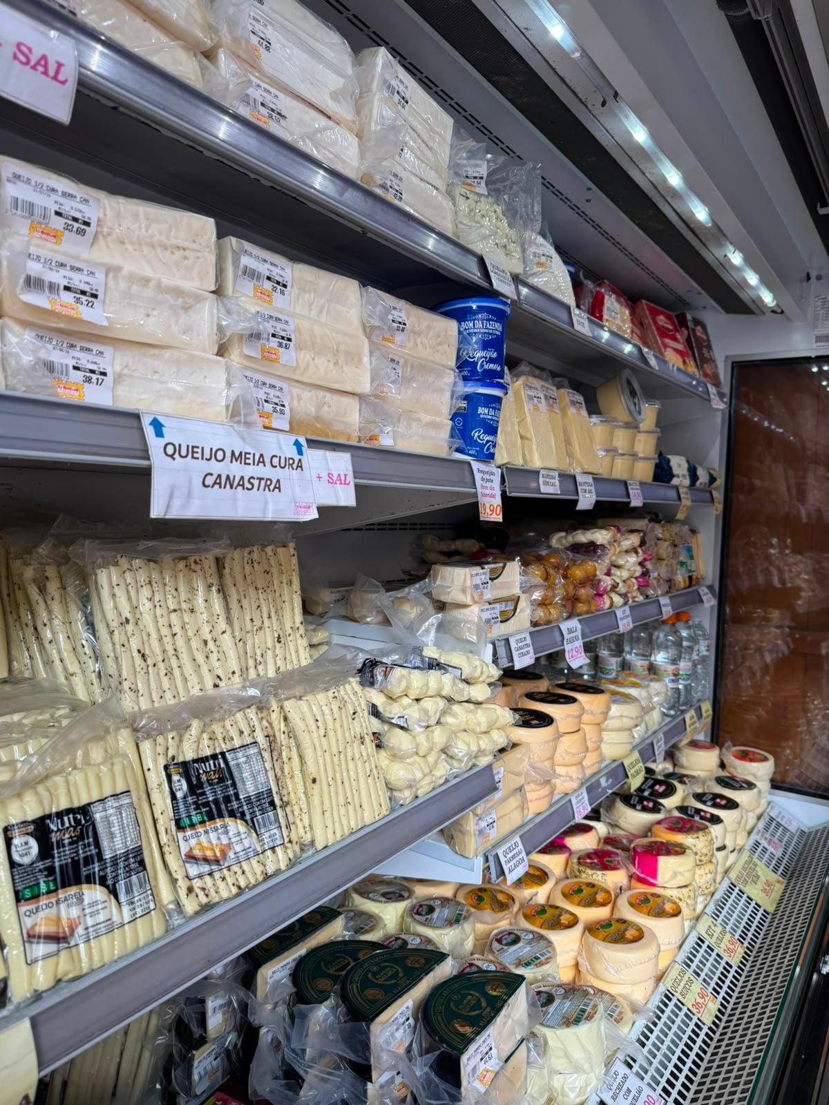 Prateleira com produtos artesanais na Kéqueijo Premium, Serra Negra