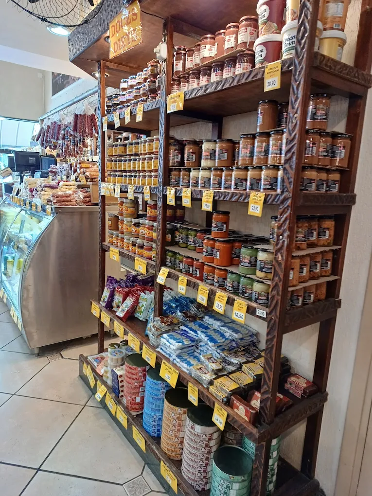 Prateleira com produtos artesanais na Kéqueijo, Serra Negra